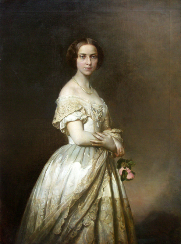 Portret Anny z Mycielskich Zamoyskiej; Polska, koniec XIX wieku; płótno, olej, 138 cm x 98,5 cm; nr inw. MPK/MR/253 / Portrait of Anna Zamoyska née Mycielska; Poland, end of the 19th century; canvas, oil, 138 cm x 98.5 cm; inv. no. MPK/MR/253 Fotografia przedstawia portret młodej kobiety w ujęciu do kolan. Kobieta stoi zwrócona w prawo, twarz ukazana na wprost. Twarz szczupła, pociągła, z wysokim czołem i spiczastym podbródkiem, karnacja blada, nos wydatny, oczy duże, niebieskie, usta dość duże. Włosy ciemne, rozdzielone pośrodku, zasłaniające uszy, upięte z tyłu. Ubrana w kremową suknię z obcisłym stanikiem, z krótkimi bufiastymi rękawami i dużym dekoltem odsłaniającym ramiona. Dekolt i dół sukni przybrane koronką. Na szyi sznur pereł, perłowa zawieszka przy gorsie. Ręce skrzyżowane na wysokości talii, w dłoni różowa róża. Przez ręce przerzucony szal z kremowej gipiury, opadający ukośnie w dół. Tło gładkie, ciemne, po prawej nieco jaśniejsze.