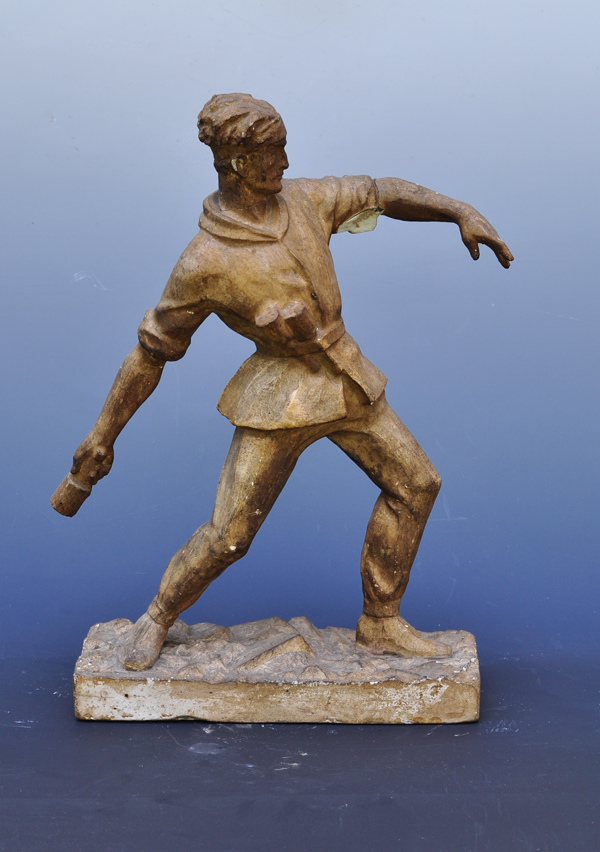 Zygmunt Bieniulis, Powstaniec z granatem, Warszawa, 1947, model odlewniczy z gipsu, MPK/SW/2107 2. Na zdjęciu model odlewniczy z gipsu, zatytułowany Powstaniec z granatem, autorstwa Zbigniewa Bieniulisa, wykonany w Warszawie w 1947 roku. Przedstawia mężczyznę w momencie zamachu przed rzutem granatem. Lewa ręka wysunięta do przodu, prawa wyprostowana, odchylona do tyłu z granatem w dłoni. Ubrany w rozpinaną, przepasaną szerokim paskiem bluzę i długie spodnie; rękawy bluzy podwinięte powyżej łokcia, za paskiem zatknięte dwa granaty.