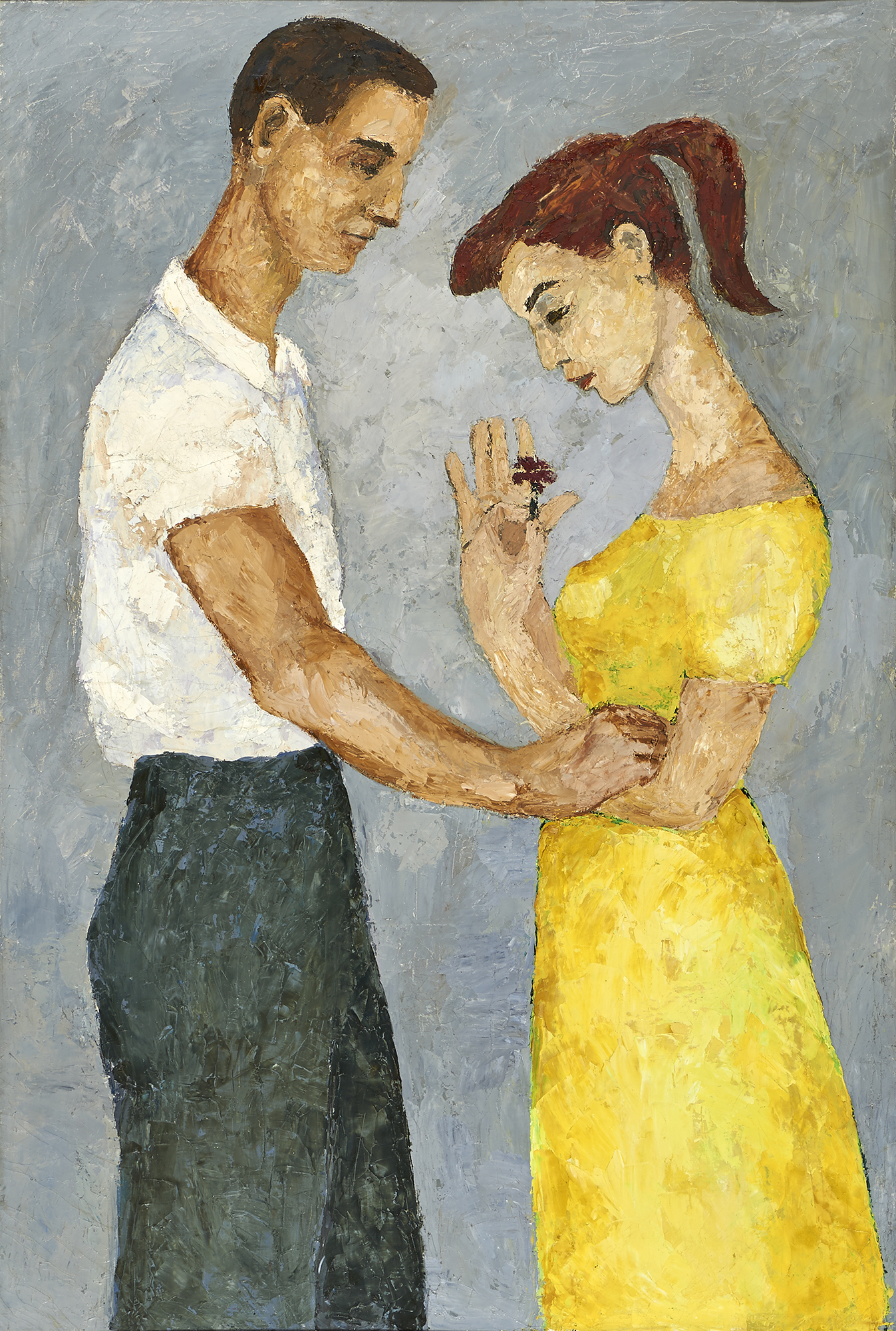3. Janina Jasińska-Luterek, „Zakochani”, Warszawa, ok. 1955; płótno, olej, 140 x 96 cm; nr inw. MPK/SW/1431 Fotografia obrazu autorstwa Janiny Jasińskiej-Luterek pod tytułem „Zakochani”, namalowanego farbami olejnymi na płótnie około 1955 roku. Kobieta i mężczyzna vis a vis, w ujęciu do kolan. Kobieta w lewym profilu, z lekko pochyloną głową; włosy brązowo-czerwone, zaczesane z tyłu w koński ogon; ubrana w sukienkę w kolorze żółto-cytrynowym, z krótkimi rękawami, dekoltem i lekko odsłoniętymi ramionami. Brwi i oczy czarne, usta czerwone, karnacja jasna. W dłoniach kobiety czerwony goździk. Mężczyzna w prawym profilu z pochyloną głową; w czarnozielonkawych spodniach i białej koszuli z krótkim rękawem i kołnierzykiem. Brwi i oczy brązowe, włosy ciemnobrązowe, karnacja śniada. Prawą dłonią trzyma na lewym ramieniu kobiety. Tło gładkie, szare.