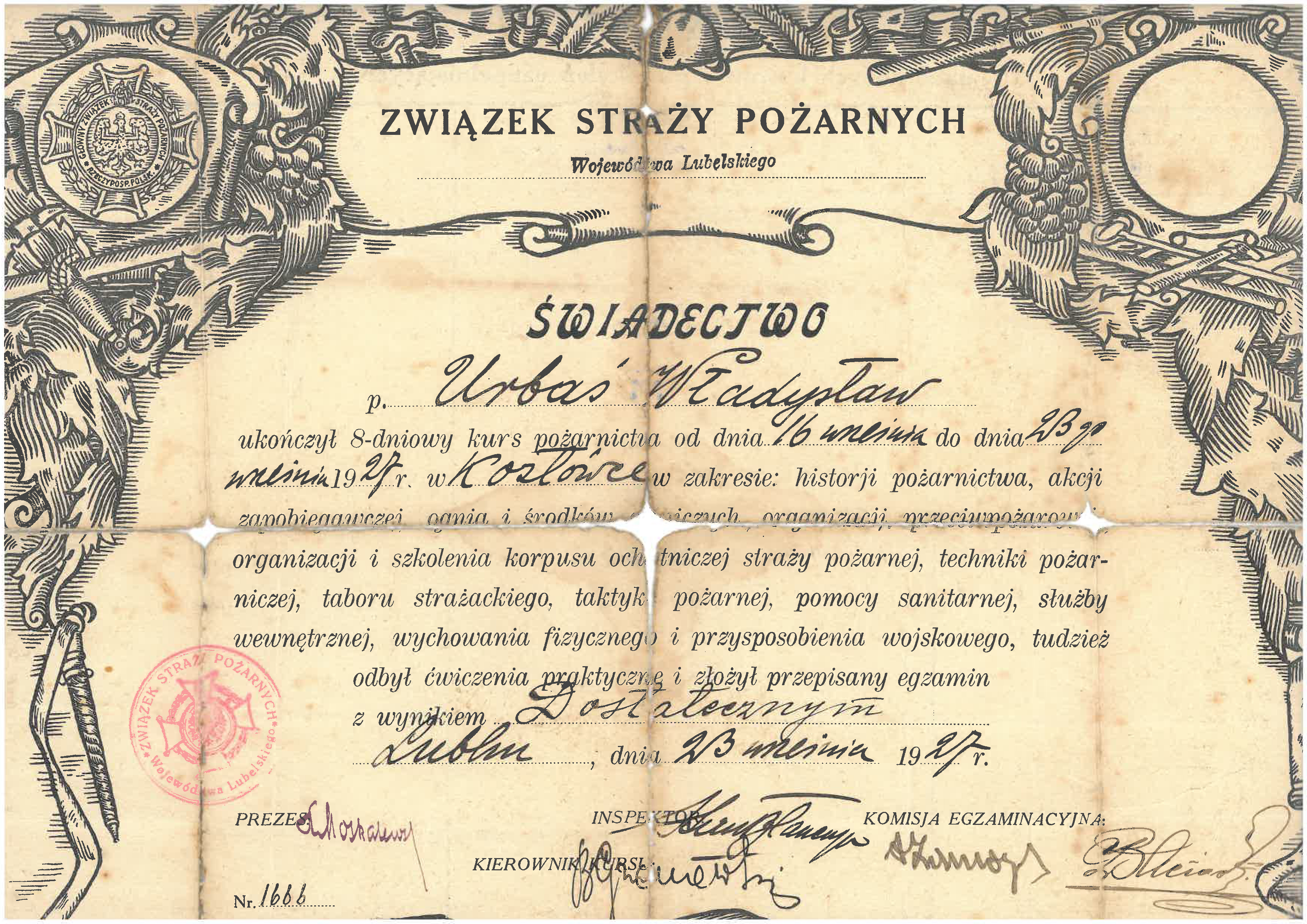 3. Świadectwo ukończenia kursu pożarnictwa, zorganizowanego w Kozłówce, 23 września 1927 r.; z archiwum Muzeum Zamoyskich w Kozłówce Skan dokumentu archiwalnego o treści: „Związek Straży Pożarnych Województwa Lubelskiego. Świadectwo. Pan Urbaś Władysław ukończył 8-dniowy kurs pożarnictwa od dnia 16 września do dnia 23go września 1927 r. w Kozłówce w zakresie historii pożarnictwa, akcji zapobiegawczej, ognia i środków gaśniczych, organizacji przeciwpożarowych, organizacji i szkolenia korpusu ochotniczej straży pożarnej, techniki pożarniczej, tabory strażackiego, taktyki pożarnej, pomocy sanitarnej, służy wewnętrznej, wychowania fizycznego i przysposobienia wojskowego, tudzież odbył ćwiczenia praktyczne i złożył przepisany egzamin z wynikiem dostatecznym. Lublin, dnia 23 września 1927 r.” Poniżej podpisy odręczne Prezesa, Inspektora, Komisji Egzaminacyjnej i Kierownika Kursu oraz numer porządkowy „1666”. Wokół krawędzi górnej i bocznych dekoracja graficzna z motywami roślinnymi i elementami wyposażenia strażackiego. W lewym górnym rogu emblemat Głównego Związku Straży Pożarnych Rzeczpospolitej Polskiej z orłem.