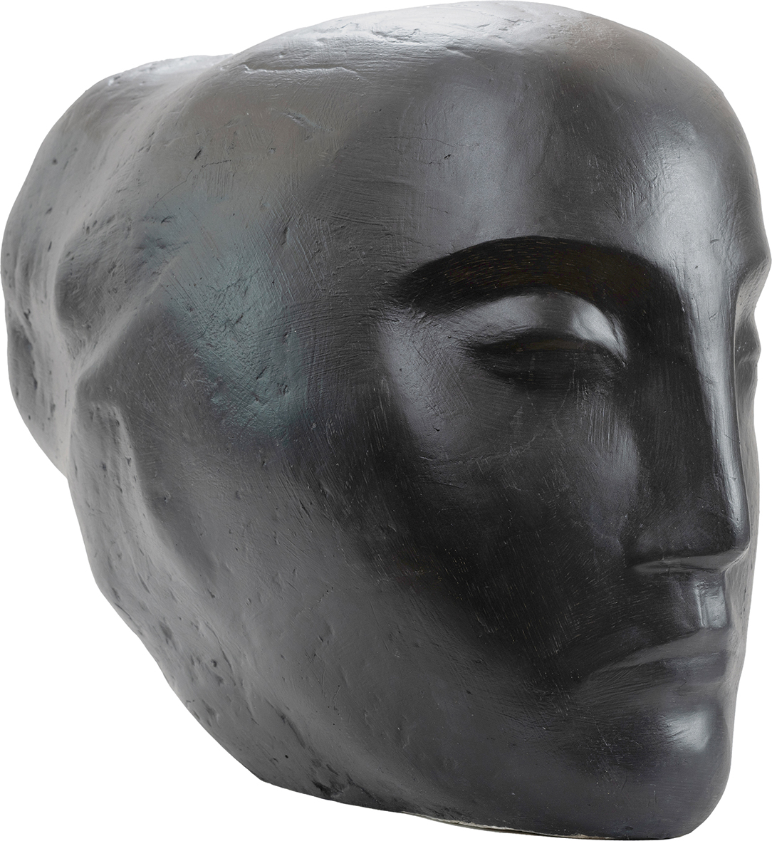 Barbara Loeffler-Zbrożyna, Głowa Barbara Loeffler-Zbrożyna
1923 Lublin – 1995 Warszawa
Głowa
powstała w latach pięćdziesiątych dwudziestego wieku
Gips polichromowany
36 x 24 x 48 cm
Muzeum Zamoyskich w Kozłówce
MPK/SW/160
Na zdjęciu widnieje rzeźba głowy ukazanej z profilu, pod lekkim kątem, co nadaje jej subtelnej dynamiki. Wykonana z ciemnego, niemal czarnego gipsu polichromowanego o matowej, chropowatej powierzchni, nosi wyraźne ślady dłuta lub palców artysty.
Forma głowy jest masywna, opływowa – niemal monumentalna w swojej prostocie. Rysy twarzy zredukowane zostały do podstawowych linii: syntetyczne, oszczędne, lecz pełne wyrazu. Zamknięte oko z wyraźnie zarysowaną powieką układa się w spokojny łuk, a grube, mocno zarysowane brwi potęgują wrażenie wewnętrznego skupienia.
Nos – wąski i prosty – wraz z zaciśniętymi, beznamiętnymi ustami podkreśla powagę twarzy. Miękka, lecz wyczuwalna linia szczęki i kości policzkowych buduje harmonijną strukturę. Tył głowy jest gładki, pozbawiony detali – bez śladu włosów czy uszu – jakby wyrzeźbiony z myślą o esencji, a nie o portrecie.
Całość emanuje spokojem, ciszą i skupieniem. Rzeźba zdaje się kontemplować własne istnienie – minimalistyczna, ascetyczna, niemal medytacyjna. To forma, która mówi więcej przez to, co przemilcza, niż przez to, co przedstawia.