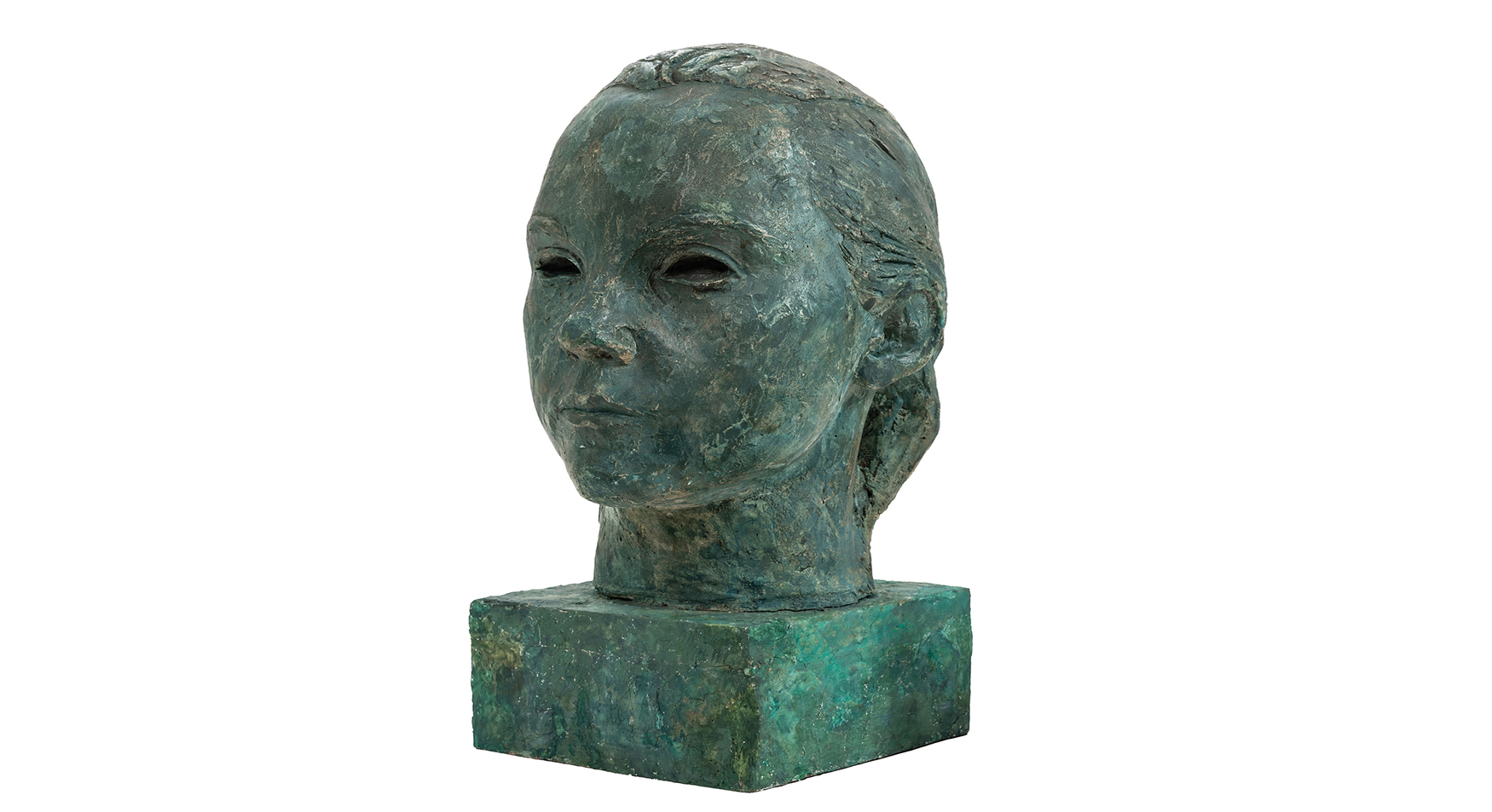 Antoni Mehl
urodzony w 1905 roku w Dobrzyniu Wielkim – zmarł w 1967 roku we Wrocławiu

Głowa

powstała około 1947 roku

Gips podmalowywany

wymiary: 32 x 18 x 21 cm

Muzeum Zamoyskich w Kozłówce

numer inwentarza: MPK/SW/1117

Rzeźba przedstawia głowę młodej dziewczynki, osadzoną na prostej, prostopadłościennej podstawie. Wykonana z pomalowanego gipsu, zyskała szlachetną, postarzałą aurę – jakby wyłonioną z głębi czasu.

Ukazana w ujęciu trzy czwarte, z lekkim skrętem w prawo, twarz dziewczynki emanuje subtelnym realizmem. Jej rysy są delikatne, miękkie – jakby uchwycone w momencie dziecięcej zadumy. Puste oczy, pozbawione źrenic, sprawiają wrażenie nieobecnych, co nadaje postaci nutę tajemniczości i introspekcji.

Nos jest prosty, usta wąskie, lekko zaciśnięte – jakby dziewczynka skrywała myśl lub uczucie. Wzrok mimowolnie zatrzymuje się na głowie, gdzie zgrubienia materii sugerują zarys fryzury, a z tyłu wyłania się niski kok lub warkocz, tylko szkicowo zaznaczony.

Powierzchnia rzeźby nie jest gładka – przeciwnie, szorstka, pełna nieregularnych faktur, smug i zadrapań. Każdy detal zdaje się świadectwem ręcznego modelunku, dodając całości autentyczności i emocjonalnej głębi.

Postać milczy, ale mówi. Jest spokojna, skupiona – może lekko zamyślona. Zatrzymana w ciszy, jakby pogrążona w wewnętrznym świecie, do którego widz może tylko próbować zajrzeć.