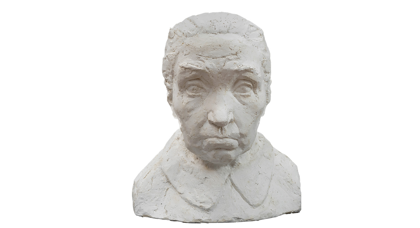 Piotr Waligóra
urodzony w 1909 roku w wsi Sechna Ujanowice – zmarł w 1968 roku w Zakopanem 

Staruszka

powstała około 1955 roku

Gips
 
wymiary: 38 na 33,5 na 32 cm

Muzeum Zamoyskich w Kozłówce

numer inwentarza: MPK/SW/214

Rzeźba przedstawia starszą kobietę, ukazaną frontalnie – od klatki piersiowej w górę. Wykonana z jasnego, niemal kredowobiałego gipsu, emanuje surowością i szczerością materiału. Jej powierzchnia nie została wygładzona – przeciwnie, pełna jest zagłębień, rys i śladów co podkreśla ekspresyjny charakter pracy.

Twarz kobiety przyciąga uwagę swoją intensywnością – poważna, poorana zmarszczkami, nosi wyraźne piętno wieku i doświadczenia. Wysokie, pomarszczone czoło i uniesione brwi sugerują zatroskanie lub głęboką refleksję. Nos jest mocno zaznaczony, prosty, a zaciśnięte, opadające usta nadają twarzy surowy, niemal bolesny wyraz.

Oczy skierowane są przed siebie – jakby w spojrzeniu utkwiła pamięć minionych lat lub niepokój o to, co nadejdzie. Gładko zaczesane do tyłu włosy ściśle przylegają do czaszki, wzmacniając wrażenie dyscypliny i oszczędności formy.

Zarys ubrania jest szkicowy – jedynie zaznaczony kołnierzyk przywodzi na myśl skromny fartuch lub prostą suknię, wzmacniając wrażenie codzienności i pokory.

Choć utrzymana w realistycznej konwencji, rzeźba mówi przede wszystkim emocjami. To portret kobiety, którą życie naznaczyło ciężarem, ale nie pozbawiło godności. Jest w niej cicha duma, zmęczenie, siła – i opowieść, której nie trzeba wypowiadać.