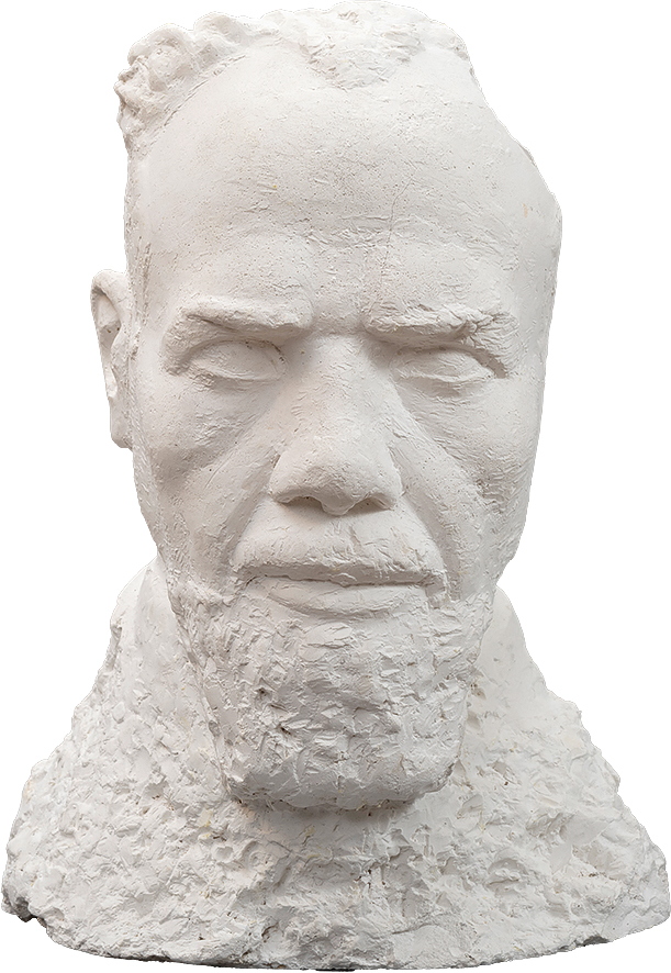 Tadeusz Breyer, Autoportret Tadeusz Breyer
1874 Mielec – 1952 Warszawa
Autoportret
1952 rok
Gips
39 na 28,5 na 25,5 cm
Muzeum Zamoyskich w Kozłówce
MPK/SW/208
Na zdjęciu widoczna jest rzeźba głowy mężczyzny – Tadeusza Breyera wykonana z białego gipsu – materiału surowego, nieukrytego, który potęguje bezpośredniość przekazu. Głowa ukazana jest frontalnie, z twarzą skierowaną prosto do przodu – jakby patrzyła w widza bez cienia zawahania.
Wyraz twarzy jest poważny, niemal nieprzystępny. Głęboko osadzone oczy i mocno zarysowane brwi nadają spojrzeniu intensywności i wewnętrznego skupienia. Szeroki, prostoliniowy nos, zamknięte usta i lekko cofnięta dolna warga podkreślają napięcie w rysach – jakby postać trwała w stanie powściąganej emocji lub wewnętrznego oporu.
Na brodzie i wzdłuż linii żuchwy widoczna jest broda uzupełniona delikatnie zaznaczonymi wąsami. Te partie zostały wyrzeźbione z wyraźnie chropowatą, nieregularną fakturą – faktura ta nie tylko oddaje fizyczność zarostu, lecz także wzmacnia ekspresję, wprowadzając szorstkość i życie w chłodną powierzchnię gipsu.
Włosy są krótkie, nieregularnie opracowane – na czubku głowy widać prześwitującą łysinę, która wnosi element realizmu i indywidualności. Szyja oraz fragmenty barków jedynie zaznaczone, rozpływają się w dolnej części rzeźby, przechodząc płynnie w nieregularną, skalistą formę – jakby głowa wyrastała z surowego bloku kamienia lub pozostałości modelarskiego gestu.
To rzeźba, która mówi językiem formy i materii – bez patosu, ale z wyraźnym ładunkiem emocjonalnym. Surowość, oszczędność detalu i ekspresyjna powierzchnia łączą się w portret postaci mocnej, zamyślonej, być może rozdartej między siłą a wrażliwością.