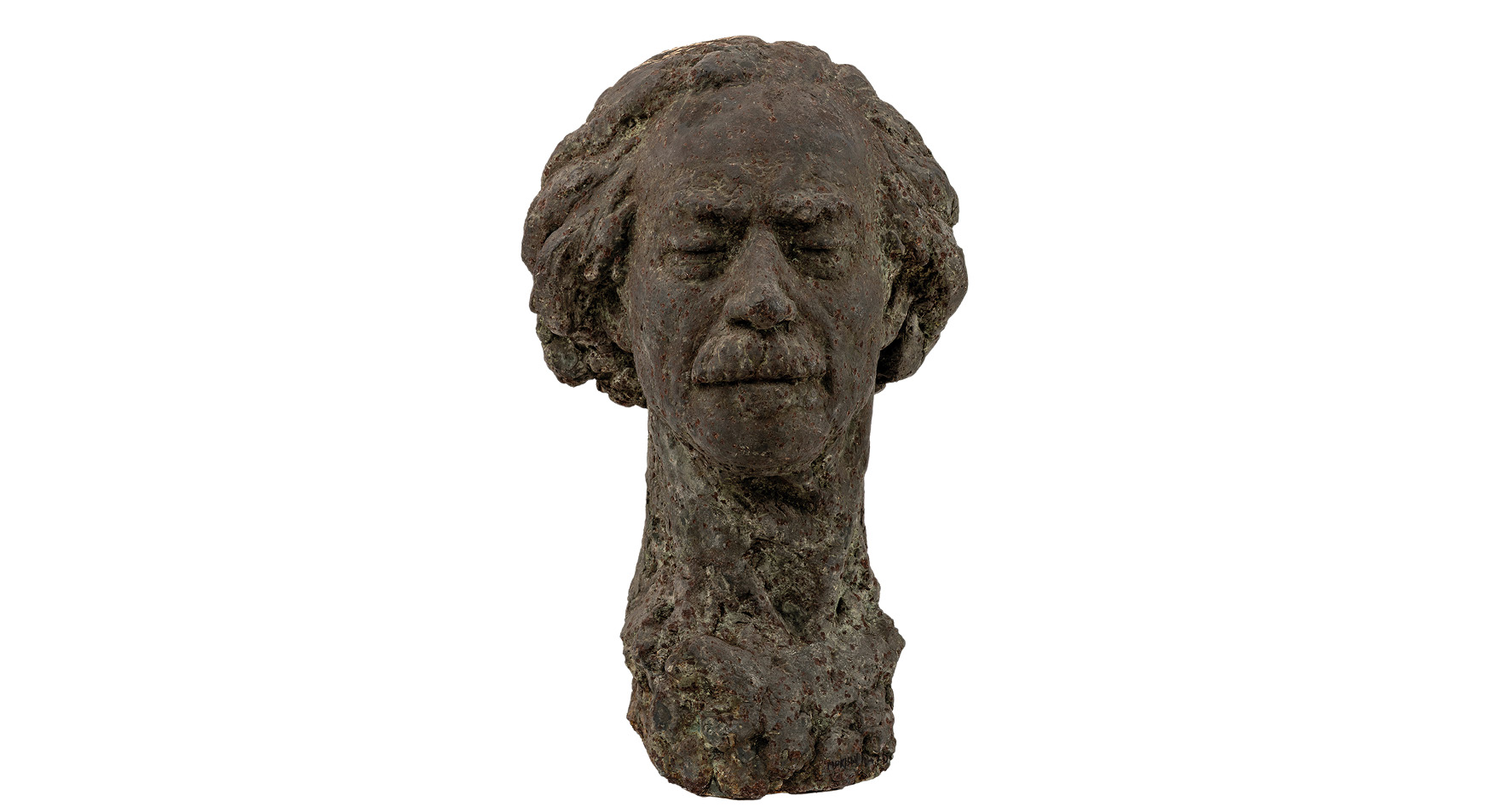 Zygmunt Kotlicki

urodzony w 1925 Mogielnicy – zmarł w 1998 roku w Warszawie

Ignacy Jan Paderewski

1959 rok

Żeliwo 

wymiary: 59 x 36 x 38 cm

Muzeum Zamoyskich w Kozłówce

numer inwentarza: MPK/SW/1470


Rzeźba przedstawia głowę Ignacego Jana Paderewskiego – ikonę polskiej kultury i historii – uchwyconą w stanie skupienia i wyciszenia. Wykonana z ciemnego, brunatnoszarego żeliwa, o nieregularnej, niemal skorodowanej powierzchni, rzeźba przywodzi na myśl obiekt wydobyty z głębi ziemi lub czasu – jakby była fragmentem jakiegoś większego, pierwotnego monumentu.


Twarz ma łagodne, a zarazem wyraziste rysy – lekko zaznaczone brwi, zamknięte powieki i spokojne usta z subtelnie zaznaczonym wąsem. Prostoliniowy nos dodaje całości dostojności, a opadające powieki i miękko wymodelowane rysy sugerują stan wewnętrznego skupienia, kontemplacji lub snu.


Włosy – bujne, falujące po bokach głowy – zostały opracowane z dużym wyczuciem formy i rytmu. Ich swobodny, niemal rozwiany układ kontrastuje z zamkniętym wyrazem twarzy, wprowadzając dynamikę do statycznego portretu. Tworzą wizualną aurę – jakby myśl, dźwięk lub wspomnienie rozchodziły się wokół tej zamkniętej, skupionej postaci.


Cała powierzchnia rzeźby – od twarzy, przez szyję, aż po podstawę – pokryta jest chropowatą, porowatą fakturą przypominającą skorodowany metal lub zastygłą lawę. To nie tylko estetyczny wybór – ta organiczna, niemal archaiczna faktura nadaje rzeźbie głębię i ciężar symboliczny.


Podstawa nie została wyraźnie wydzielona – głowa zdaje się wyrastać z masywnego, nieregularnego bloku, jakby natura sama uformowała ten portret. To zabieg, który dodatkowo wzmacnia poczucie ponadczasowości – rzeźba nie tyle przedstawia człowieka, co uosabia ideę: spokój, introspekcję, duchową obecność.