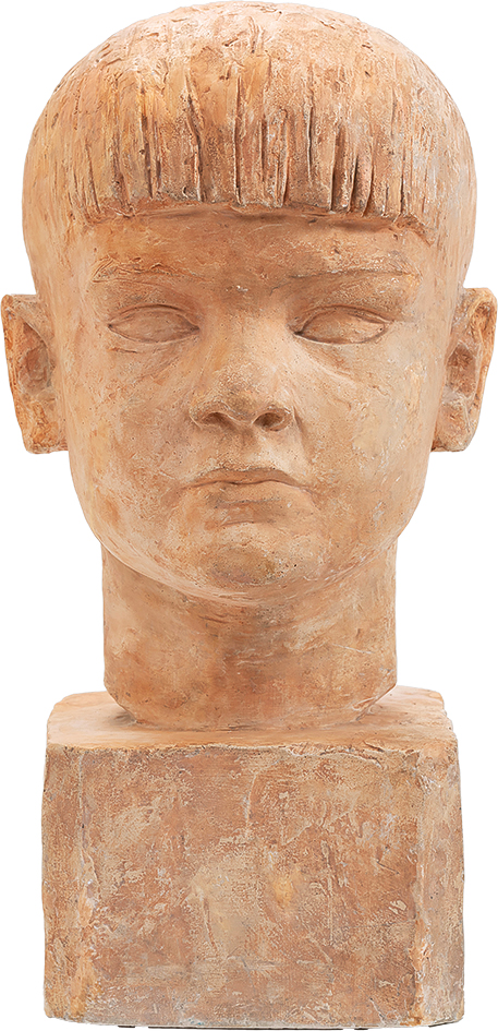 Mieczysław Bogaczyk, Głowa dziecka Mieczysław Bogaczyk
1911 Nowy Sącz – 2003 Nowy Sącz
Głowa dziecka
powstała w 1952 roku
Gips patynowany
37 na 14,5 na 14,5 cm
Muzeum Zamoyskich w Kozłówce
MPK/SW/228
Na zdjęciu widoczna jest frontalna rzeźba głowy młodego chłopca, wykonana z gipsu patynowanego o ciepłym, terakotowym odcieniu. Materiał – o matowym, lekko porowatym wykończeniu – potęguje wrażenie miękkości i ciepła, a zarazem wydobywa spokojny, niemal medytacyjny nastrój pracy.
Twarz chłopca ma harmonijne, łagodne rysy – pełne policzki, niewielki, prosty nos, wąskie i zamknięte usta – wszystko to nadaje jej dziecięcą niewinność i ciszę. Oczy pozbawione wyraźnie zarysowanych źrenic lub całkowicie zamknięte, wprowadzają stan introspekcji – jakby postać pogrążona była w myślach, śnie lub wewnętrznym spokoju.
Włosy opracowane są w sposób stylizowany – prosta, geometryczna grzywka opada na czoło grubymi pasmami, które oddzielone są pionowymi rowkami. Zgeometryzowana fryzura, pozbawiona naturalistycznych detali, współgra z całą formą rzeźby, nadając jej rytmiczny, uporządkowany charakter.
Żuchwa i szyja mają bardziej masywną formę, kontrastując z delikatnością twarzy. Osadzone są na podstawie – prostej, zwartej bryle, która stanowi przedłużenie szyi. Taki zabieg wzmacnia wrażenie rzeźbiarskiej dyscypliny i formalnej czystości.
Styl rzeźby jest wyraźnie uproszczony, zbliżony do modernistycznej stylizacji. Brak szczegółowego modelunku skóry, wygładzone powierzchnie i geometryzujące cięcia formy nadają całości charakter nieco abstrakcyjny, niemal symboliczny. To nie tylko portret konkretnego chłopca – to obraz młodości ujętej w formę ciszy, prostoty i kontemplacji.