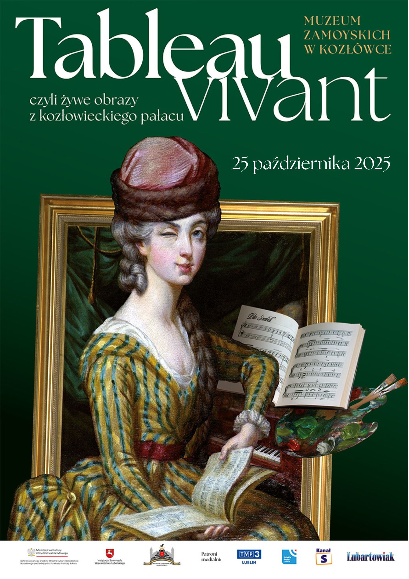 Na ciemnozielonym tle widnieje plakat reklamujący wydarzenie zatytułowane:
„Tableau Vivant, czyli żywe obrazy z kozłowieckiego pałacu”.
W lewym górnym rogu, złotymi literami, umieszczony jest napis:
„Muzeum Zamoyskich w Kozłówce”.
Niżej, po lewej stronie, białym eleganckim fontem znajduje się główny tytuł:
„Tableau Vivant” — słowo Tableau napisane jest dużą, klasyczną czcionką,
a Vivant delikatniejszą, nieco pochyloną, częściowo nachodzącą na pierwsze słowo.
Pod tytułem, mniejszym drukiem, dopisano:
„czyli żywe obrazy z kozłowieckiego pałacu”.
Po prawej stronie plakatu widać postać kobiety — część obrazu w złotej ramie,
z którego bohaterka jakby wyszła wprost do widza.
Kobieta ma jasną cerę i lekko uśmiechnięte usta; jedno oko przymrużone, jakby puszczała oko.
Na głowie ma brązowo-czerwony turban, z którego spod spodu wymykają się kosmyki upiętych włosów.
Ubrana jest w długą suknię w żółto-zielone pasy, z białym kołnierzem i mankietami.
Siedzi przy fortepianie, trzyma w ręku nuty, a przed nią, na instrumencie, leży otwarty zeszyt z zapisem nutowym.
Obok widoczne są farby, pędzle i paleta malarska – symboliczne połączenie sztuki muzyki i malarstwa.
Złota rama obrazu stanowi granicę między światem przedstawionym a rzeczywistym,
ale kobieta wyraźnie wychodzi z niej do przodu, jakby ożywiona.
Całość utrzymana jest w estetyce klasycznej, z nutą humoru i elegancji.